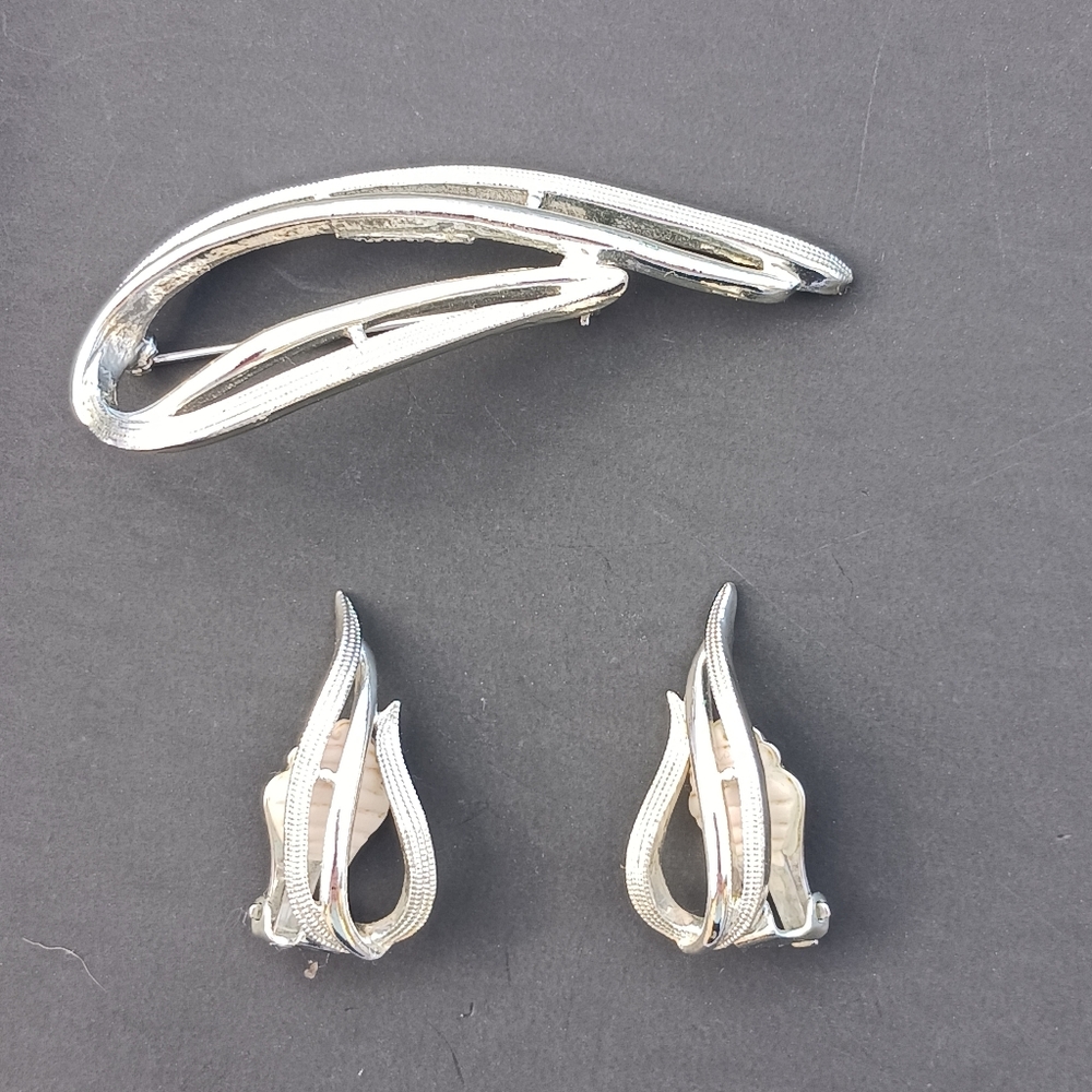 SARAH COVENTRY 1960s "Stunning" Brooch Earrings Set Modernist Abstract Silertone